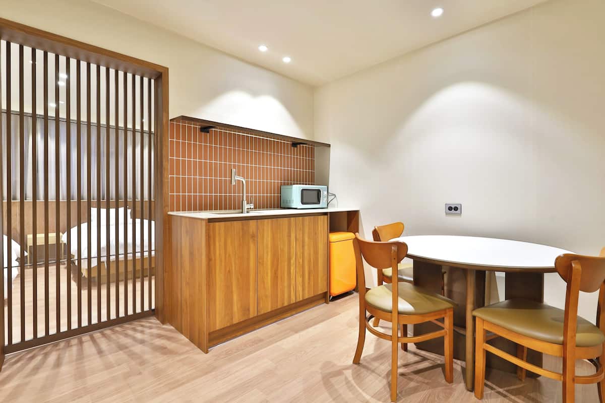 Family Twin Room | Soundproofing, free WiFi, bed sheets