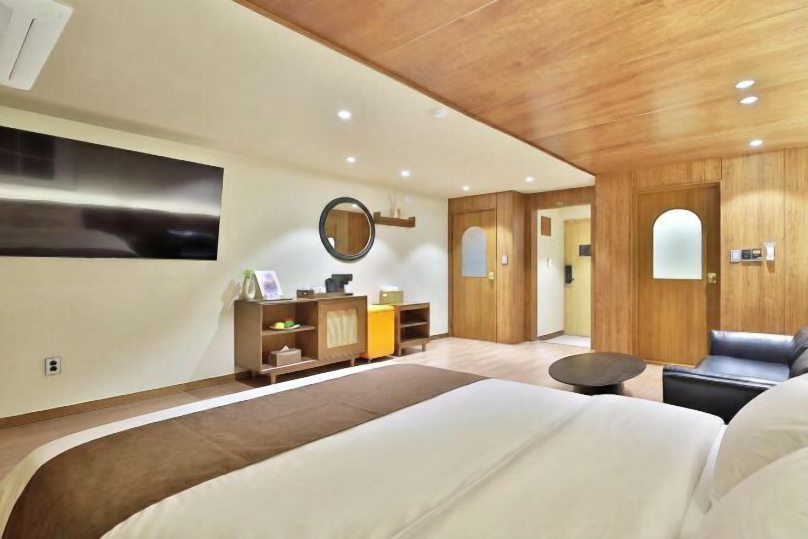 Quartos à prova de som, Wi-Fi de cortesia, roupa de cama