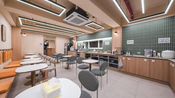 Esmorzar diari d'estil bufet gratuït