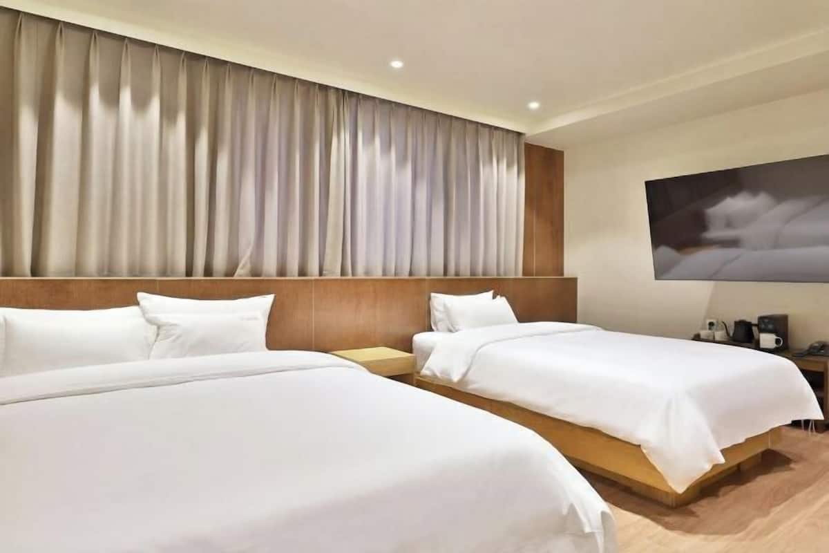 Soundproofing, free WiFi, bed sheets