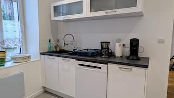 Een koelkast, een microgolfoven, een oven, een vaatwasser
