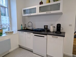 Fridge, microwave, oven, dishwasher - Romantic apartment in Verdun with private parking (Verdun)