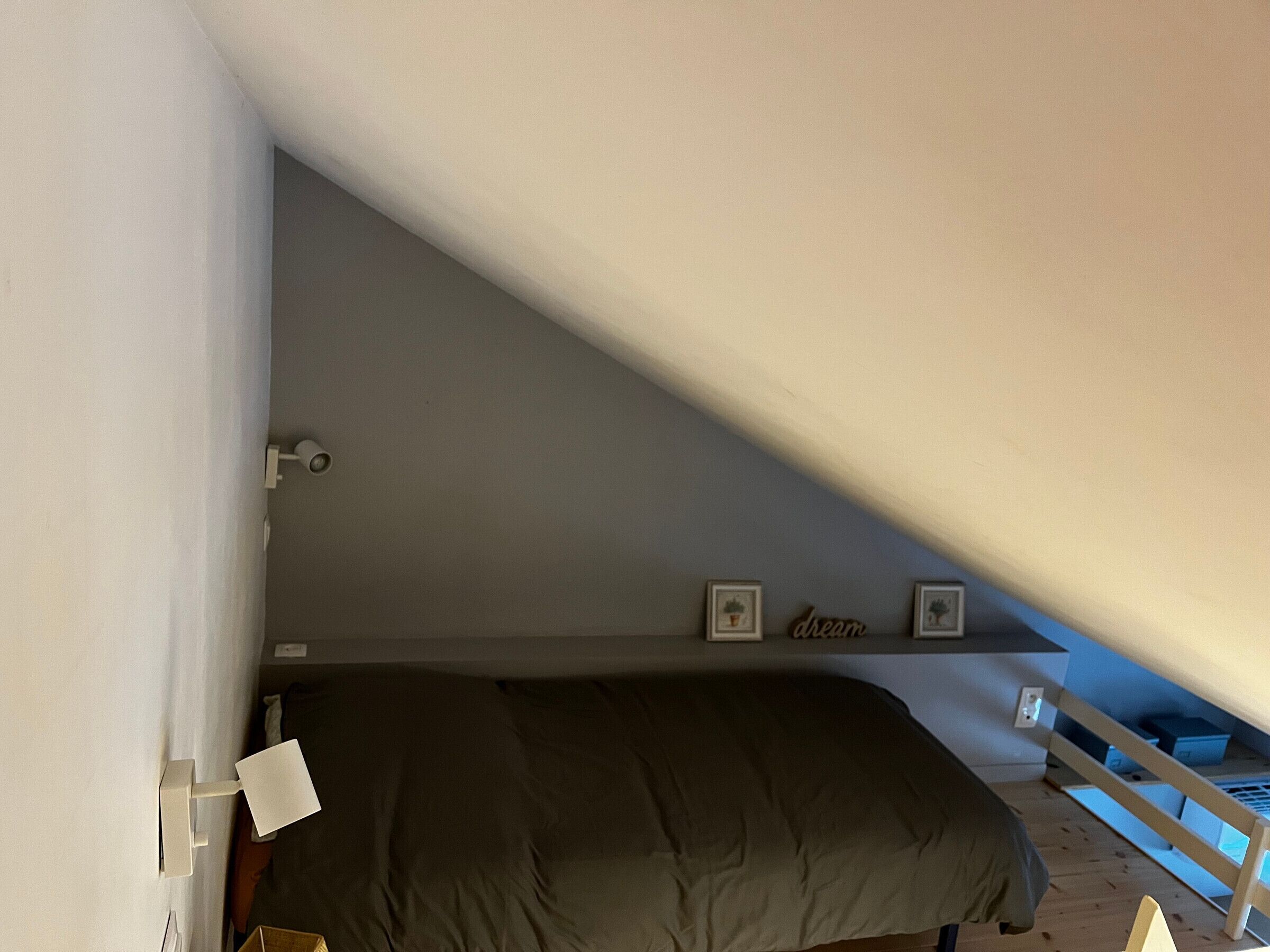 Habitación pequeña con literas, un escritorio y ventana con vista al exterior.