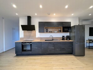 Kjøleskap, mikrobølgeovn, ovn og oppvaskmaskin