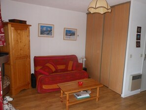 TV - Studio Cabin Southwest with Balcony and Parking in Barcelonnette (Barcelonnette)