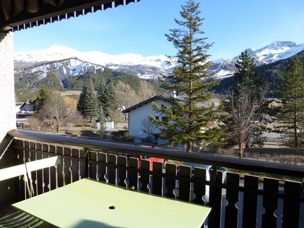 Outdoor dining - South-Facing 2-Room Apartment with Balcony, Sleeps 4, Dishwasher - Barcelonnette (Barcelonnette)