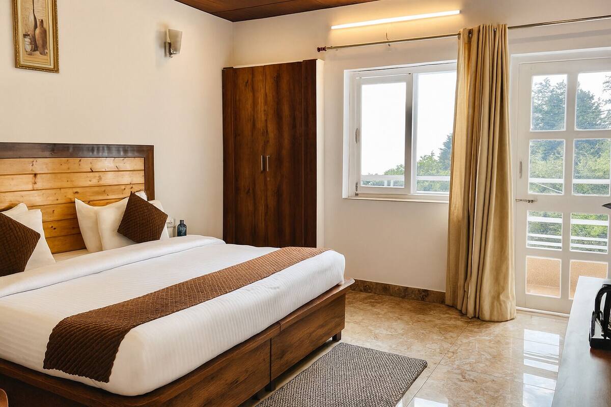 Un dormitorio con cabecera de madera, una cama grande con ropa blanca y detalles marrones, un armario de madera, una ventana con cortinas y vistas a zonas verdes.