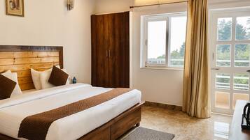 Desk, laptop workspace, iron/ironing board, free WiFi