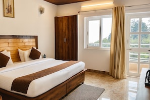 King Room with Balcony | Desk, laptop workspace, iron/ironing board, free WiFi