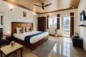 King Room with Balcony | Desk, laptop workspace, iron/ironing board, free WiFi