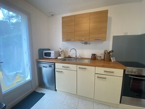 Kylskåp, mikrovågsugn, ugn och spishäll