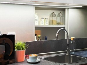 Kühlschrank, Ofen, Herdplatte, Wasserkocher mit Kaffee-/Teezubehör