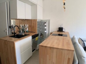 Fridge, oven, dishwasher, coffee/tea maker