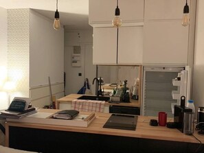 Kühlschrank, Ofen, Geschirrspüler, Wasserkocher mit Kaffee-/Teezubehör