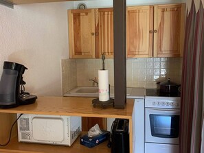 Fridge, microwave, oven, coffee/tea maker - Comfortable T2 Mezzanine Apt 6 People, Balcony, Parking (Enchastrayes)
