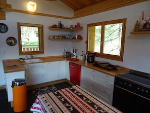 Kjøleskap, mikrobølgeovn, ovn og oppvaskmaskin