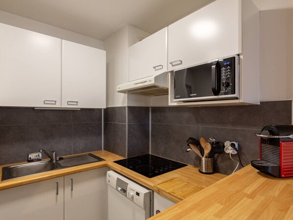 Microwave, dishwasher, coffee/tea maker, toaster