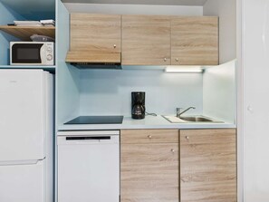 Fridge, microwave, stovetop, dishwasher - Charming house with air conditioning, parking and terrace in Marseillan-Plage (Marseillan-Plage)