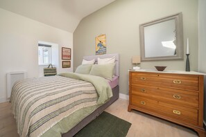 Tabla de planchar con plancha, wifi, ropa de cama