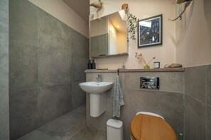 Ducha, secador de pelo, toallas y jabón