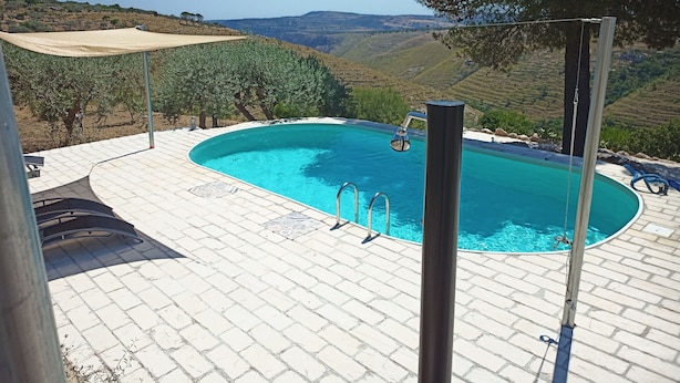 Una piscina con vistas al campo.