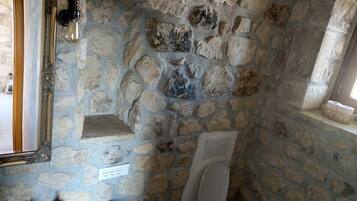 Dusche, umweltfreundliche Kosmetikartikel, Handtücher, Seife