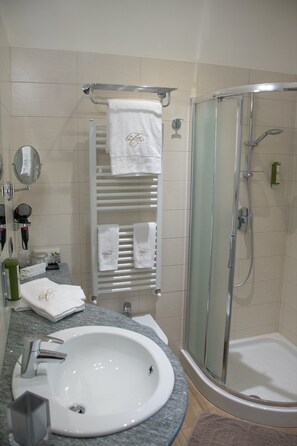 Comfort Double or Twin Room, Hill View | Bathroom - CASA CASTELLA (Diano d'Alba)