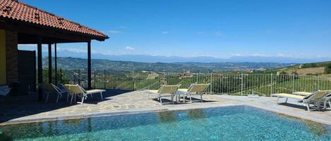 Kolam renang outdoor musiman, dengan payung kolam renang
