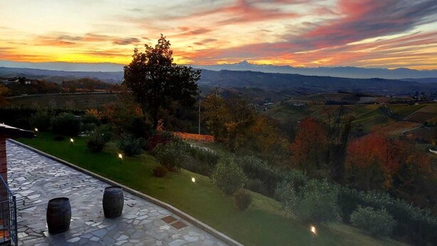A scenic view of a mountainous landscape with a sunset. - CASA CASTELLA (Diano d'Alba)