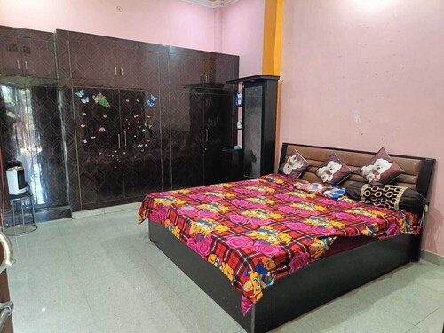 2-bedroom house only 3 km from Arail Ghat in charming Prayagraj with WiFi, AC