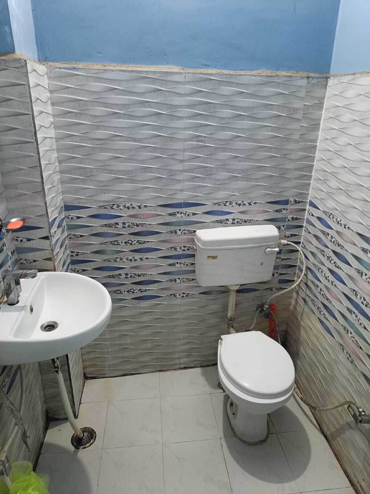 Ducha, secador de pelo, toallas y jabón