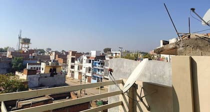 2-bedroom house only 3 km from Arail Ghat in charming Prayagraj with WiFi, AC