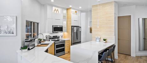 Réfrigérateur, micro-ondes, four, plaque de cuisson