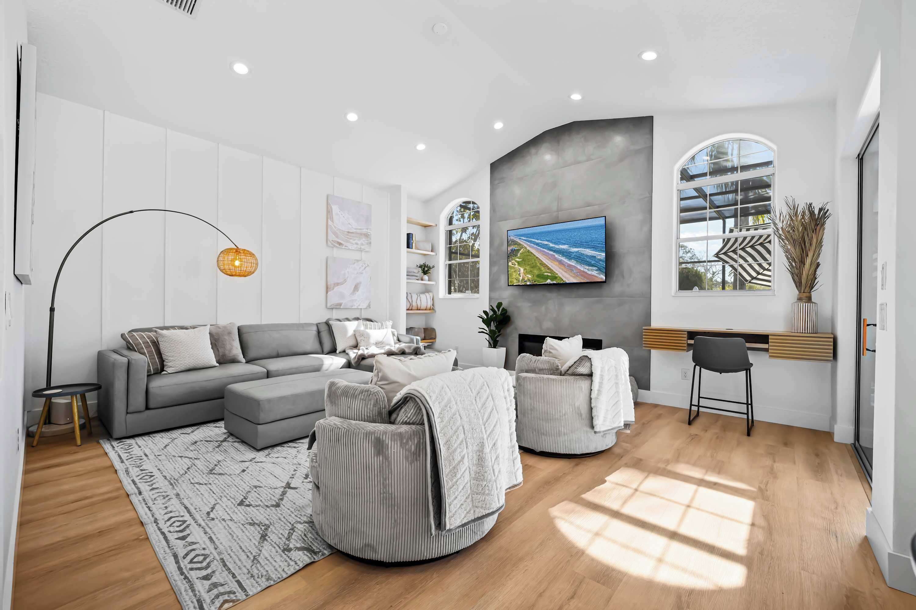 TV, peis, bøker og kontorer