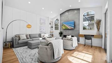 TV, peis, bøker og kontorer