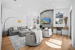 Téléviseur, foyer, livres, bureau