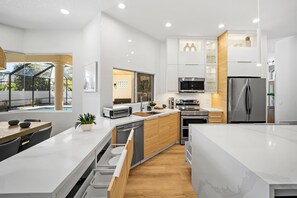 Kjøleskap, mikrobølgeovn, ovn og kokeplater