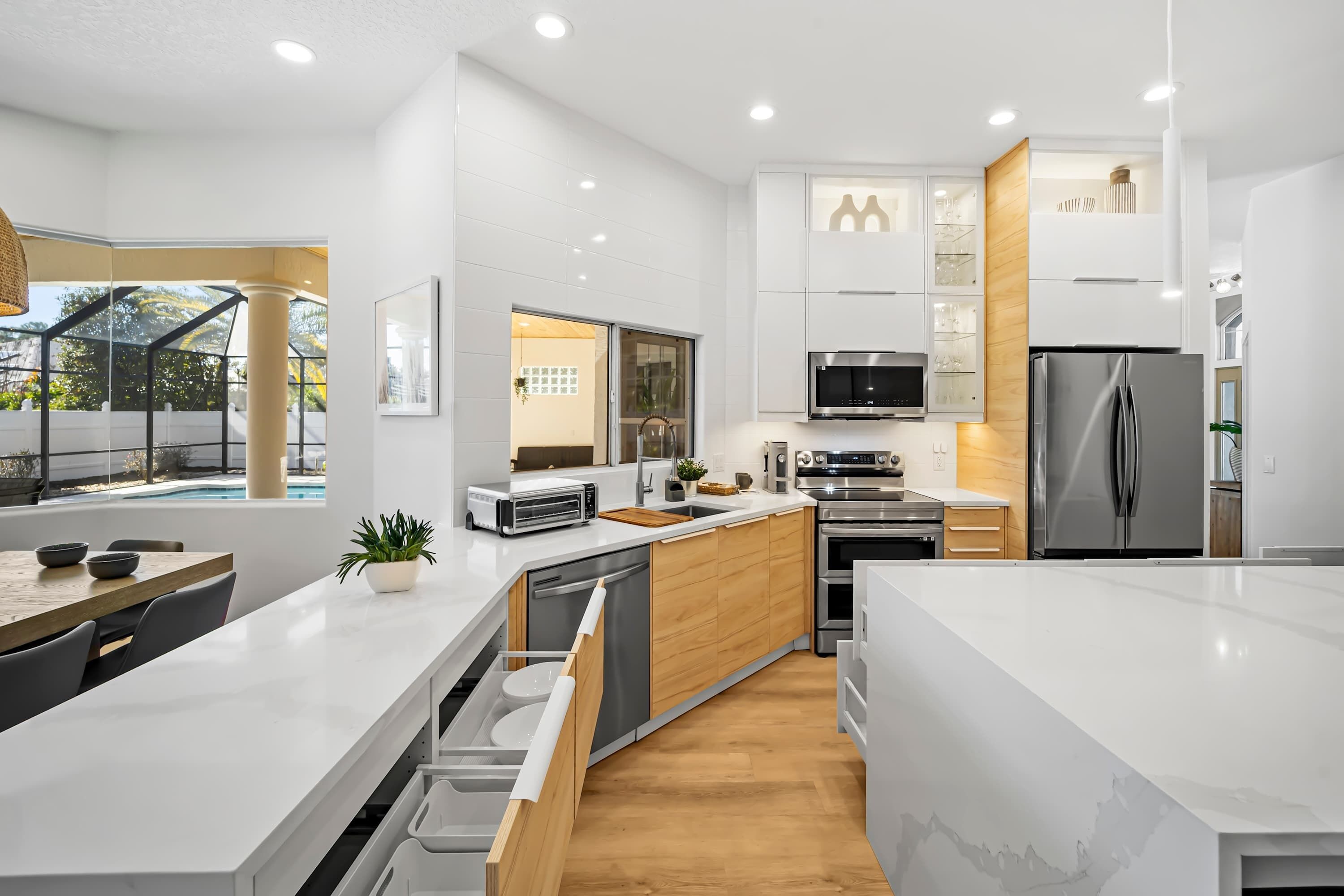 Kjøleskap, mikrobølgeovn, ovn og kokeplater