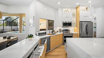 Kjøleskap, mikrobølgeovn, ovn og kokeplater