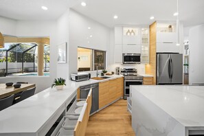 Réfrigérateur, four à micro-ondes, un four, surface de cuisson