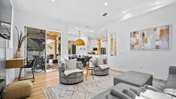 TV, peis, bøker og kontorer