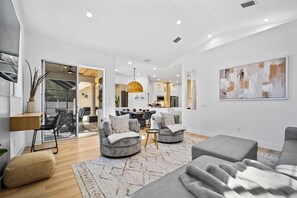 TV, peis, bøker og kontorer