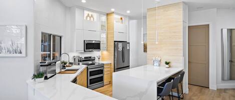 Réfrigérateur, micro-ondes, four, plaque de cuisson