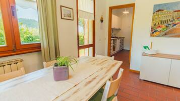 Talo, esteetön, oma kylpyhuone (lago di garda giardino) | Ruokailu