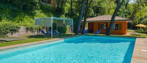 Seasonal outdoor pool, open 8:00 AM to 9:00 PM, pool loungers