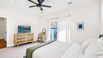 3 slaapkamers, een bureau, een strijkplank/strijkijzer, reisbedje