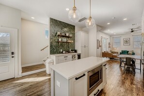 Unclassified image, 4 of 40, button