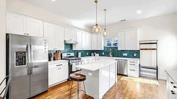 Køleskab, mikrobølgeovn, ovn, kogeplade