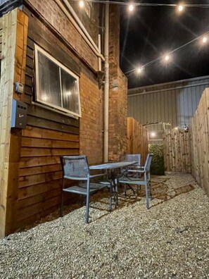 Outdoor dining - High Town Apartments | Just steps from Luton train station (Luton)