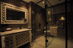 Habitación, 1 cama matrimonial | Baño | Batas, pantuflas, jabón, shampoo